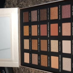 Iconic London Day to Slay eyeshadow pallette